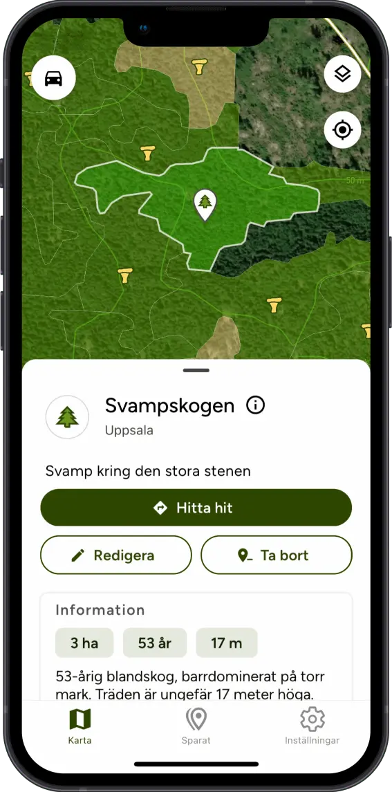 En iPhone med appen öppen. I appen är en sparad skog markerad på kartan. I ett kort visas information om skogen.