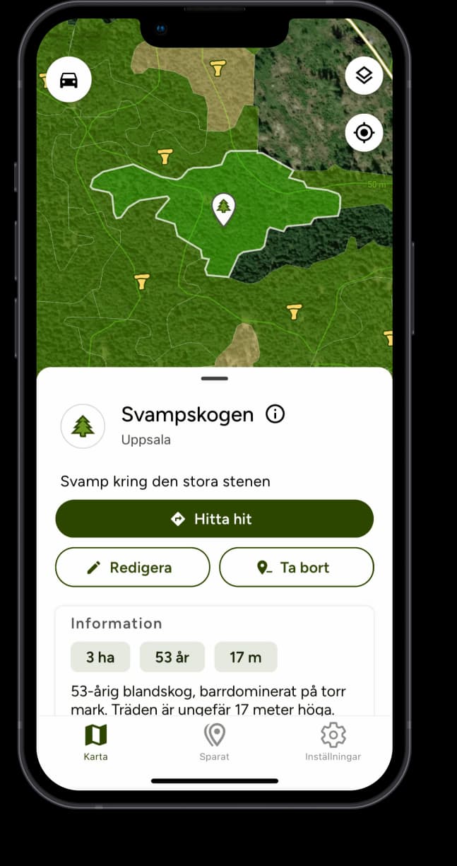 En iPhone med appen öppen. I appen är en sparad skog markerad på kartan. I ett kort visas information om skogen.